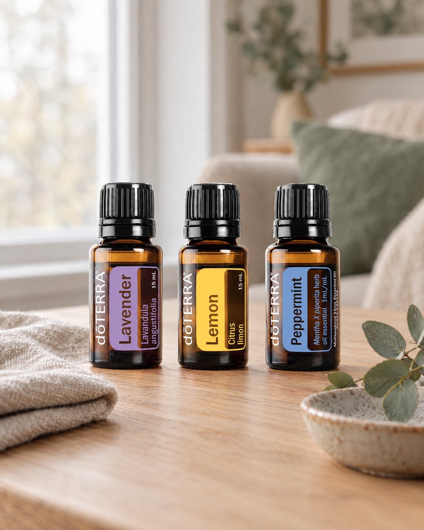 Lavendel, Zitrone und Pfefferminz von dōTERRA auf einem Holztisch
